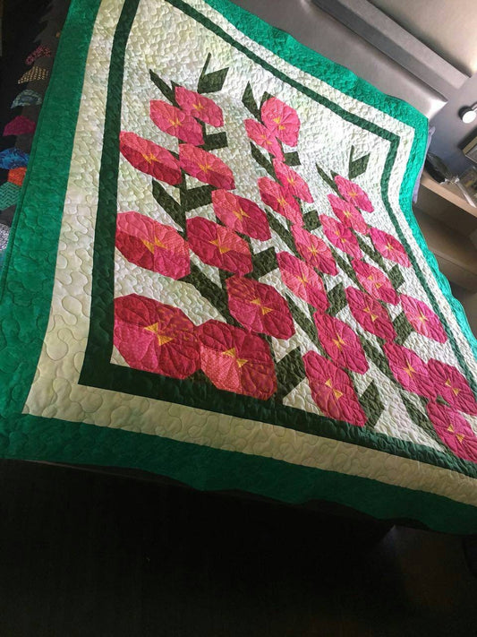 Popies quilt on queen size bed