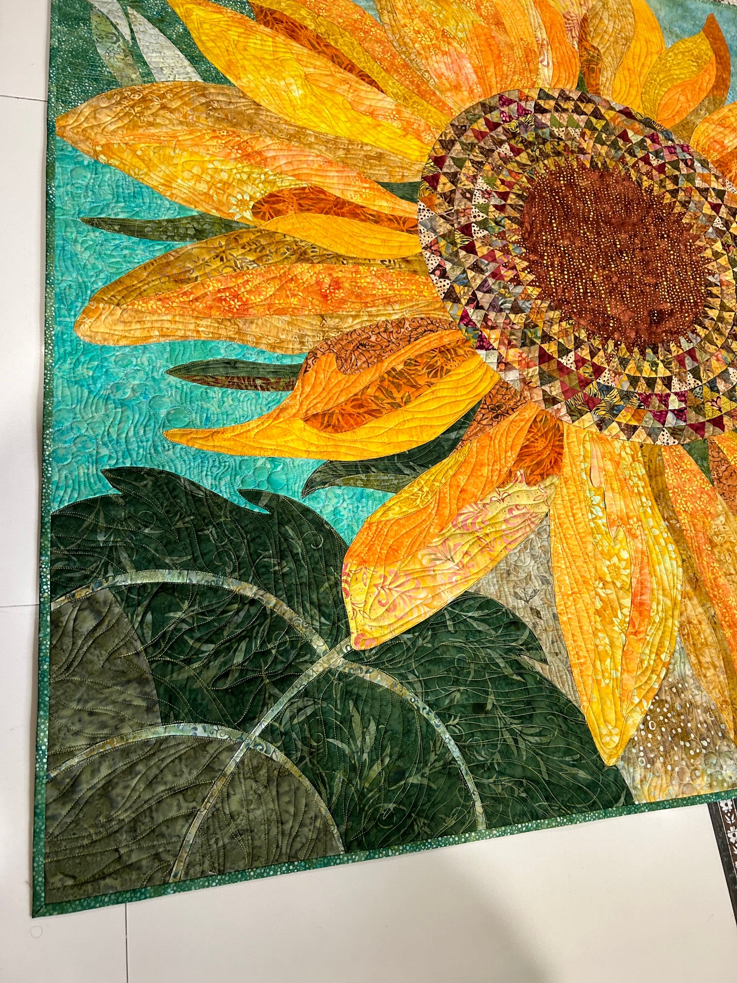 Sunflower Art quilt. Wall hanging. Wall art quilt. Contemporary flower design. Quilted art. Sunflower quilt. Art quilt sale. Room decor.