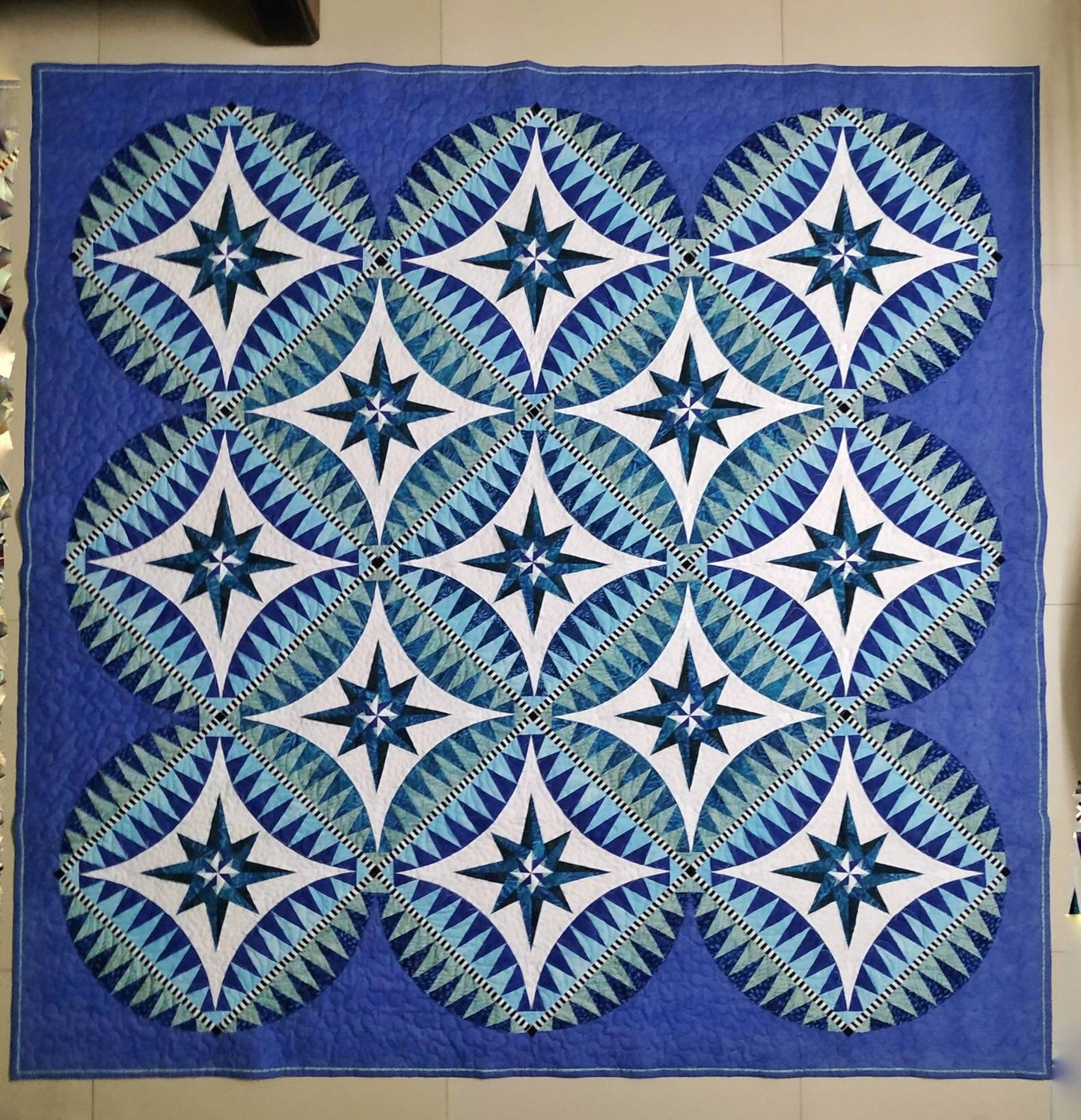 Picture showing full blue and white quilt