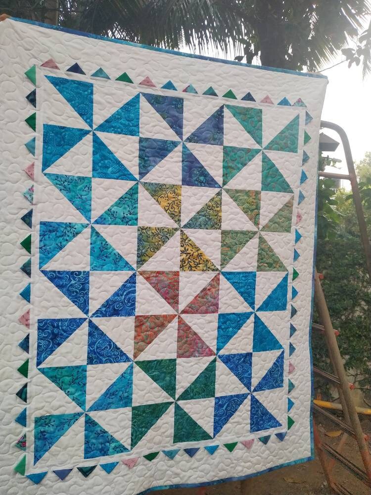 Side view of pinwheel baby quilt 