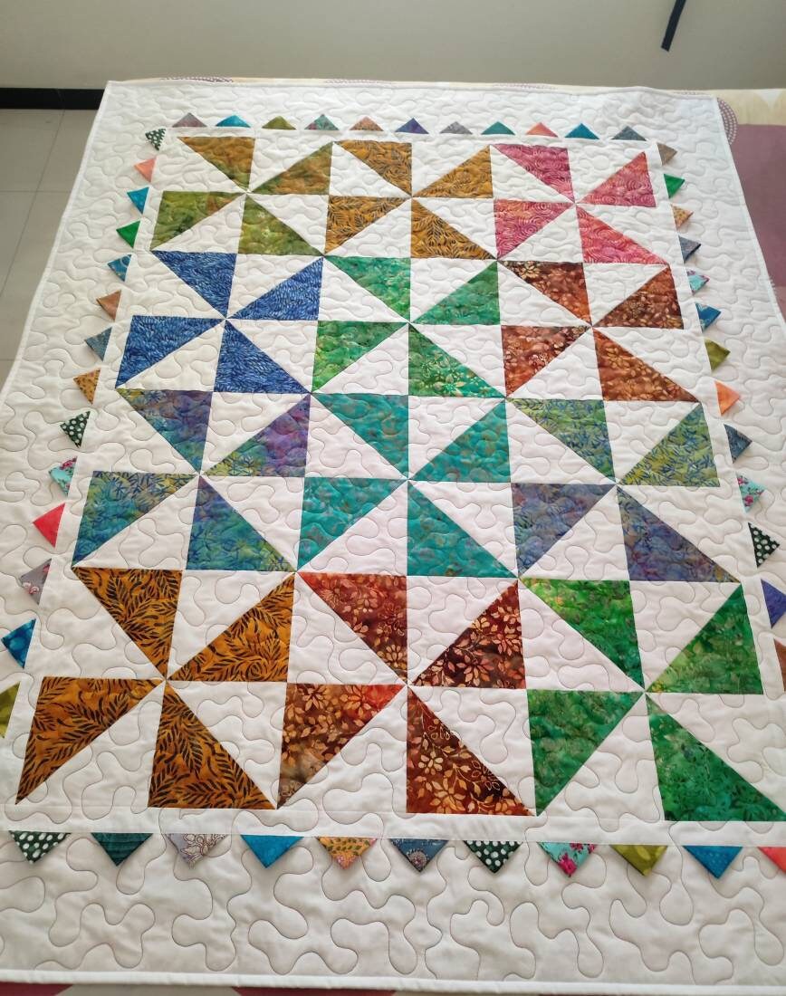 Image showing full pinwheel rainbow baby quilt